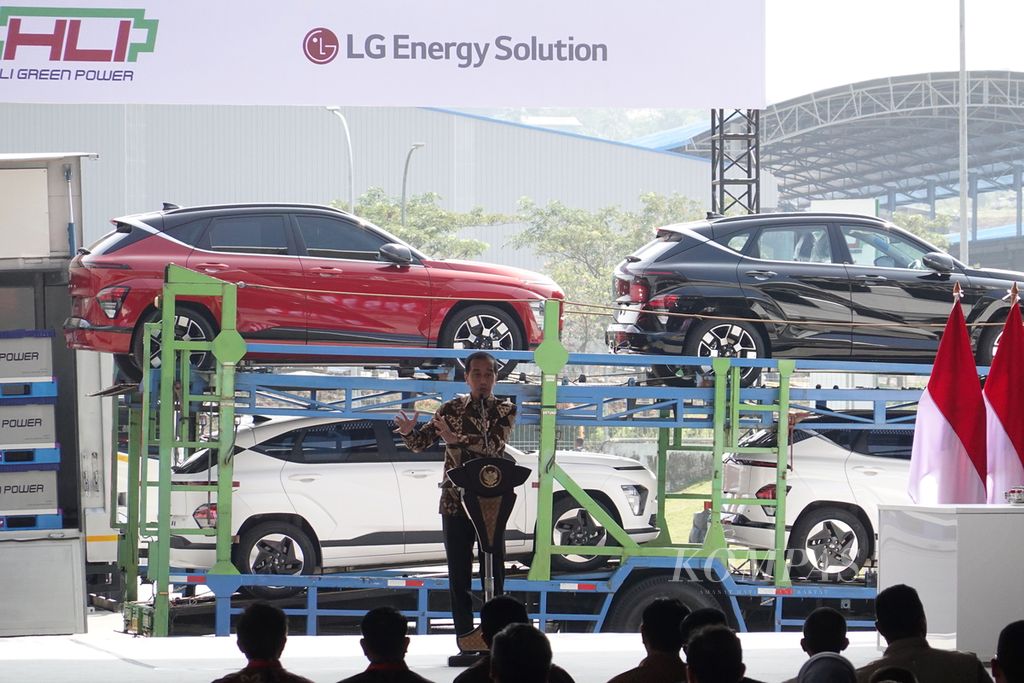 Presiden Joko Widodo memberikan sambutan ketika meresmikan ekosistem kendaraan listrik Indonesia tahun 2024 di PT Hyundai LG Indonesia atau HLI Green Power, Karawang, Jawa Barat pada Rabu (3/7/2024). Pabrik tersebut merupakan pabrik sel baterai pertama dan terbesar di Asia Tenggara. 