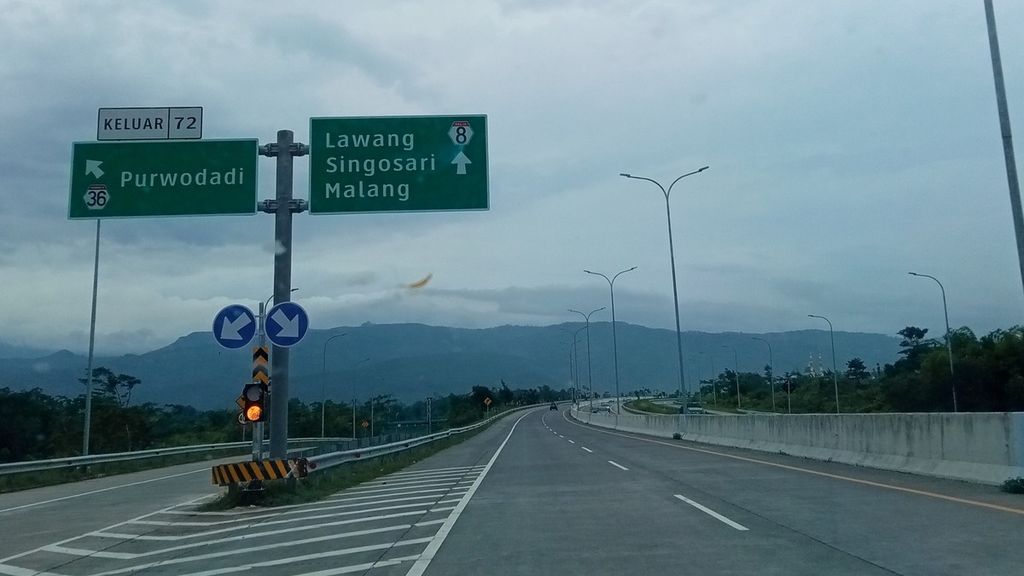Ruas tol Pandaan-Malang yang mengarah ke Malang terlihat cukup lengang, Minggu (5/12/2021) sore. Sebaliknya, kendaraan yang melaju dari Malang menuju Surabaya terlihat ramai oleh wisatawan yang kembali ke daerah asal.