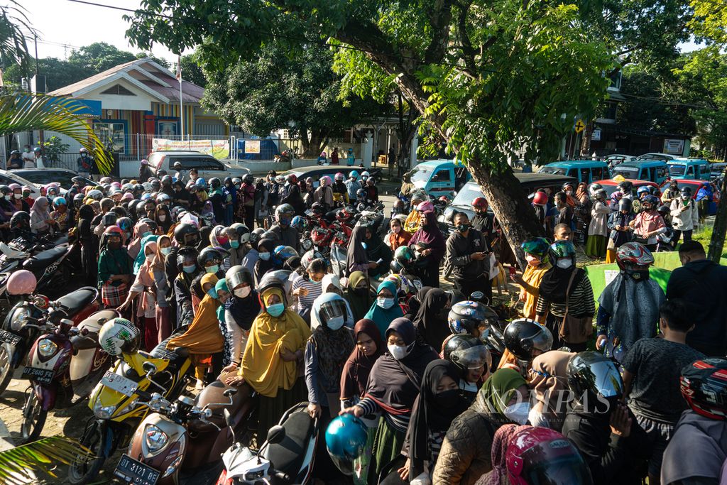 Ribuan warga mengantre sejak pagi untuk mendapatkan minyak goreng seharga Rp 14.000 per liter di Dinas Perindustrian dan Perdagangan Sulawesi Tenggara, di Kendari, Sultra, Selasa (15/3/2022). Harga minyak goreng di wilayah ini masih tinggi, mencapai Rp 60.000 per liter.
