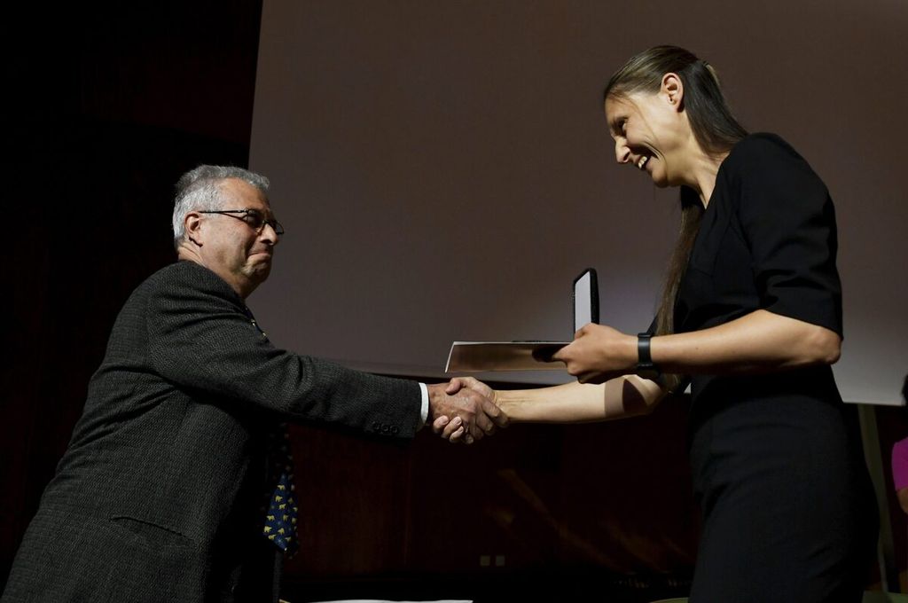 Matematikawati Ukraina, Maryna Viazovska (kanan) menerima Fields Medal dari Presiden Persatuan Matematikawan Internasional  Carlos E. Kenig di Helsinki, pada 5 Juli 2022. Sejak penghargaan itu diberikan pada 1936, baru dua perempuan menerimanya. Matematikawati Iran, Maryam Mizakhani, menerima Fields Medal pada 2014. 