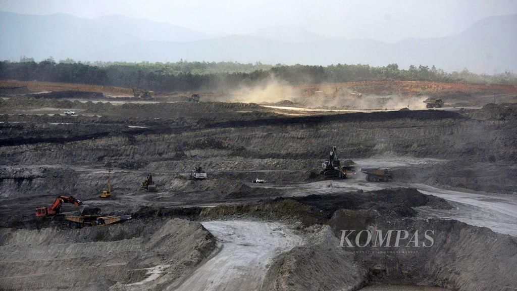 Aktivitas penambangan batubara di area PT Tunas Inti Abadi di Kabupaten Tanah Bumbu, Kalimantan Selatan, Rabu (26/9/2018). Di area tambang di wilayah Tanah Bumbu ini terdapat sumber daya batubara sebanyak 106 juta ton dan cadangan sekitar 52 juta ton dengan kandungan kalori 5.400-5.600 kcal per kg.