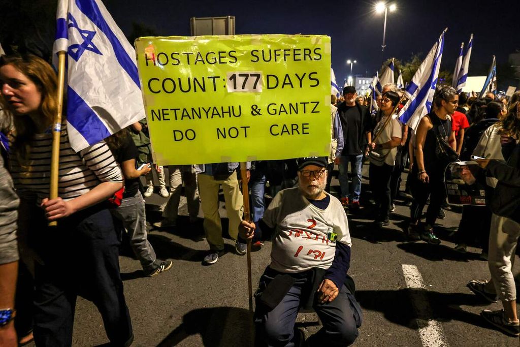 Seorang pengunjuk rasa membawa poster dalam unjuk rasa mendesak Pemerintah Israel segera membebaskan sandera yang ditahan kelompok Hamas dalam demonstrasi di Jerusalem, Minggu (31/3/2024). 