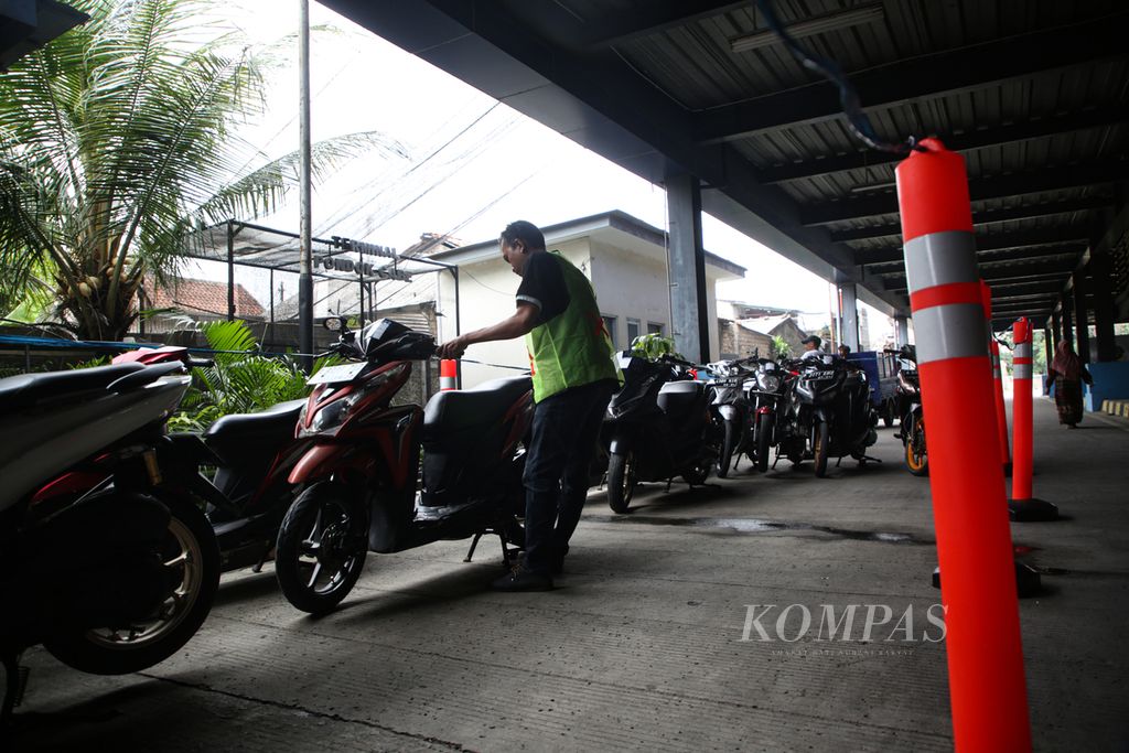 Petugas mengumpulkan sepeda motor yang akan dikirim menggunakan truk dalam kegiatan Mudik Gratis Natal 2023 dan Tahun Baru 2024 di Terminal Pondok Cabe, Tangerang Selatan, Banten, Jumat (22/12/2023).