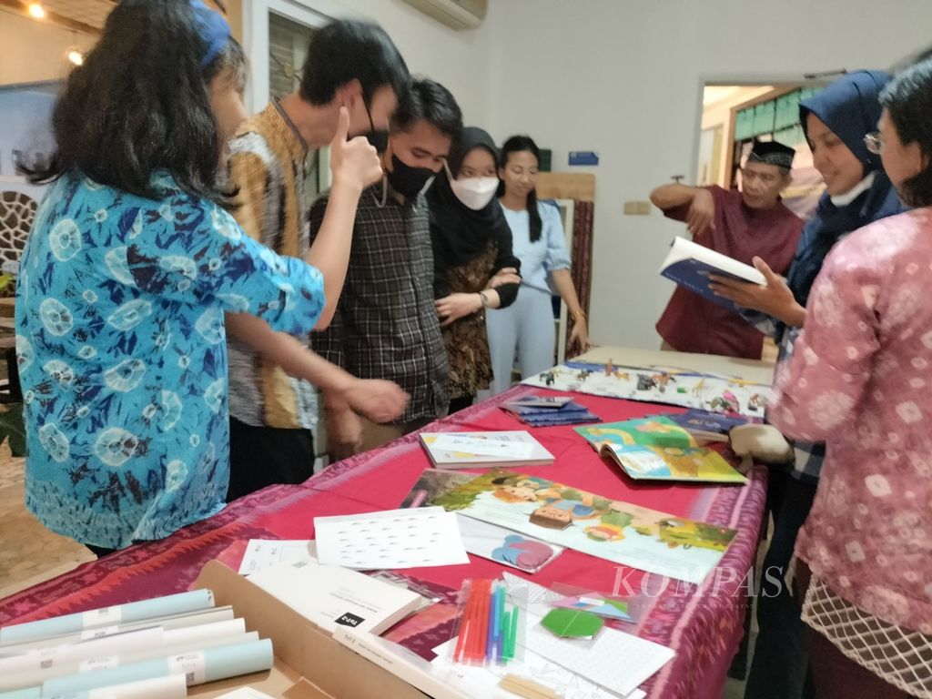 Sejumlah sukarelawan Gerakan Nasional Pemberantasan Buta Matematika (Gernas Tastaka) berdiskusi sambil melihat beragam media belajar yang dapat dimanfaatkan gurur SD/MI untuk mengajarkan matematika secara bernalar dan kontekstual di Depok, Jawa Barat, Jumat (11/11/2022).