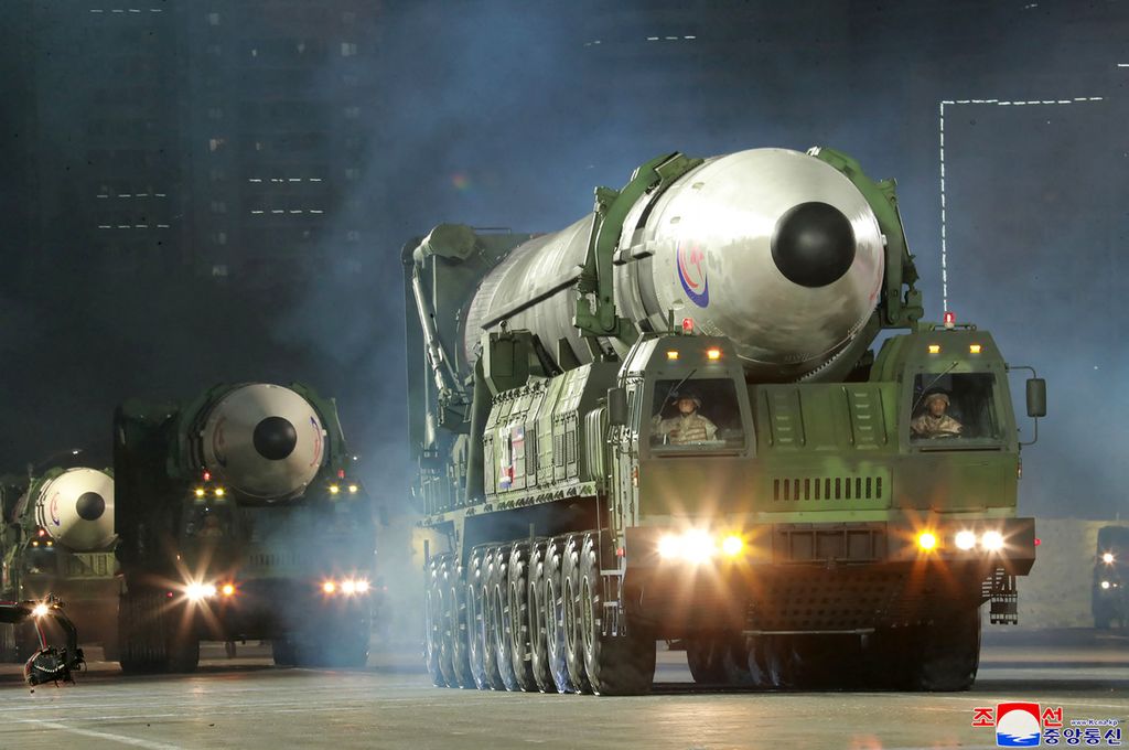 Arsip foto yang diambil pada 25 April 2022 dan dirilis kantor berita resmi Korea Utara, KCNA, menunjukkan rudal balistik antarbenua (ICBM) Hwasong-17 dipamerkan saat parade militer memperingati 90 tahun berdirinya Tentara Revolusioner Rakyat Korea di Pyongyang.  