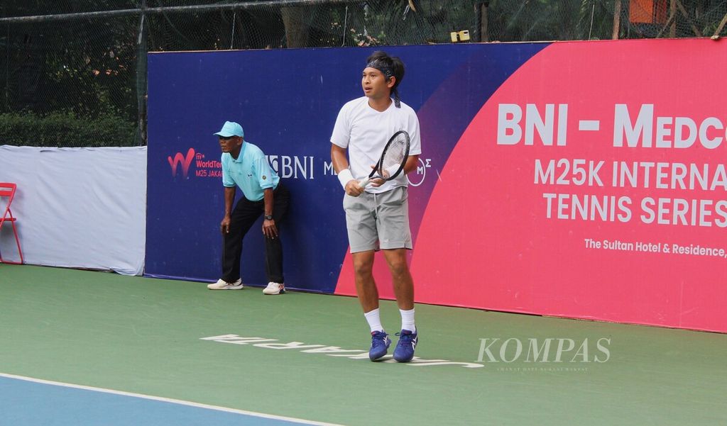 Christopher Rungkat (33), petenis Indonesia, tampil menghadapi Yanki Erel (Turki) dalam turnamen MedcoEnergi International Tennis M25K di Jakarta, Kamis (27/4/2023). Rungkat akan kembali diandalkan Indonesia dalam SEA Games Kamboja 2023. 