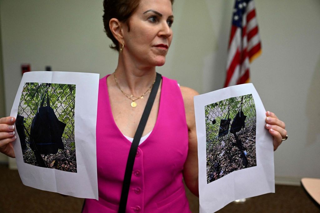 Humas Kepolisian Palm Beach, Florida, Amerika Serikat, menunjukkan foto barang-barang pelaku percobaan penembakan terhadap Donald Trump di tempat kejadian perkara, Minggu (15/9/2024).