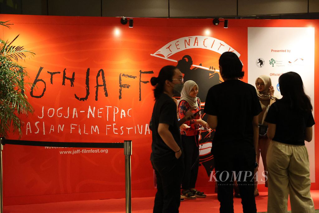 Para penonton menghadiri pemutaran film dalam kegiatan Jogja-NETPAC Asian Film Festival (JAFF) di Bioskop Empire XXI, Yogyakarta, Kamis (2/12/2021). Perhelatan itu digelar secara luring dan daring dengan menghadirkan 115 film dari 15 negara Asia Pasifik.
