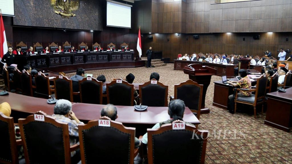 Majelis Hakim Mahkamah Konstitusi (MK) saat membacakan keputusan dari Pengujian Undang-Undang (PUU) Penodaan Agama di Gedung MK, Jakarta, 23 Juli 2018. Hari itu, Majelis Hakim MK memutus 11 Perkara PUU. Selain itu, MK juga memutus beberapa PUU yang beberapa di antaranya terkait pemilu.