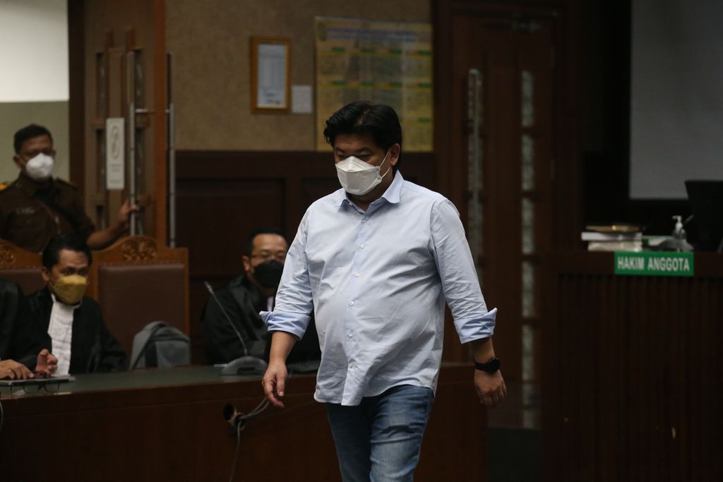 The defendant in the alleged Asabri corruption case, Heru Hidayat, attends the verdict hearing at the Jakarta Corruption Court, Tuesday, 18/1/2022).