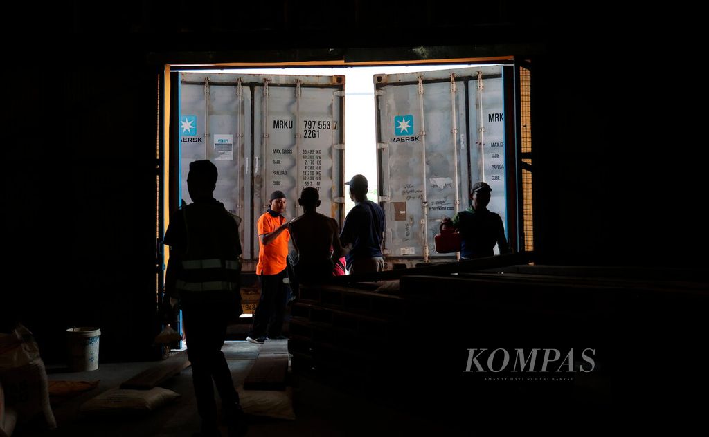 Pekerja menunggu truk kontainer saat akan membongkar muatannya yang berisi beras impor di Gudang Bulog Randugarut, Kota Semarang, Jawa Tengah, Kamis (2/11/2023). 