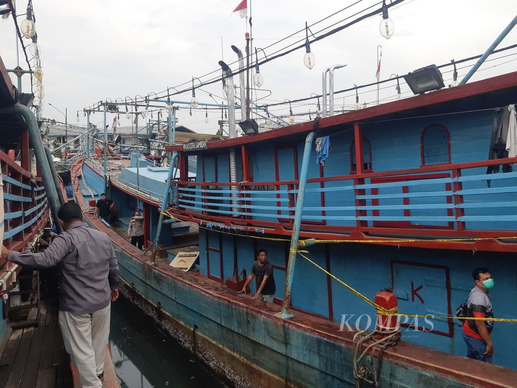 Polisi memeriksa kapal tempat penemuan dua korban tewas di Pelabuhan Perikanan Nusantara Kejawanan, Kota Cirebon, Jawa Barat, Selasa (23/4/2024).