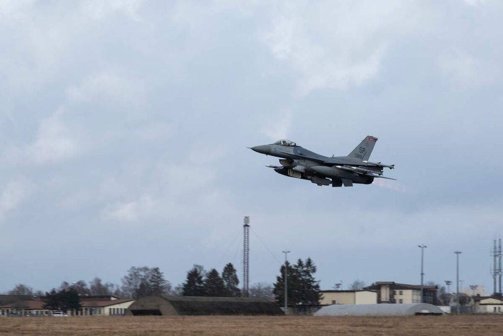 Sebuah jet tempur F-16 Fighting Falcons milik Angkatan Udara AS lepas landas dari Pangkalan Udara Spangdahlem, Jerman, menuju Pangkalan Udara Fetesti di Romania, (11/2/2022). 