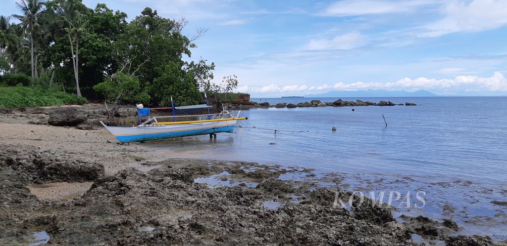 Pantai Army Dock, Desa Darame-Pandanga, Kecamatan Morotai Selatan, Kabupaten Pulau Morotai, Maluku Utara, tampak sepi, Sabtu (30/7/2022). Lokasi ini menarik bagi wisatawan yang ingin menghabiskan waktu sengang selama di Morotai.