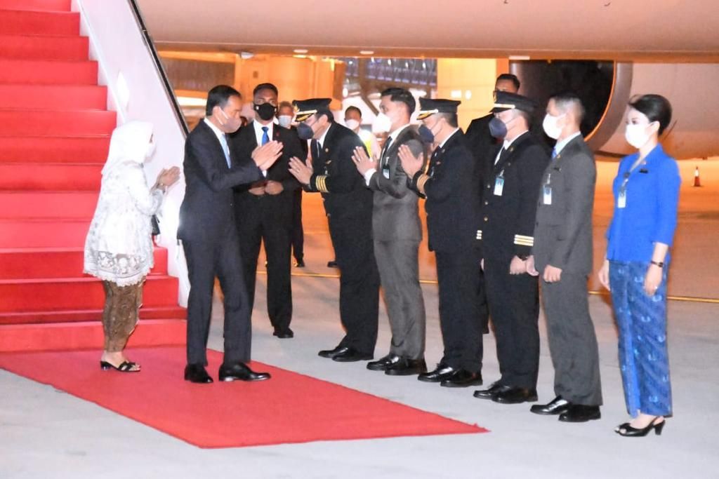 Presiden Joko Widodo dan Ibu Iriana Joko Widodo beserta rombongan tiba di Indonesia pada Jumat (29/7/2022) dini hari setelah melakukan kunjungan kerja ke tiga negara di kawasan Asia Timur, yaitu China, Jepang, dan Korea Selatan. 