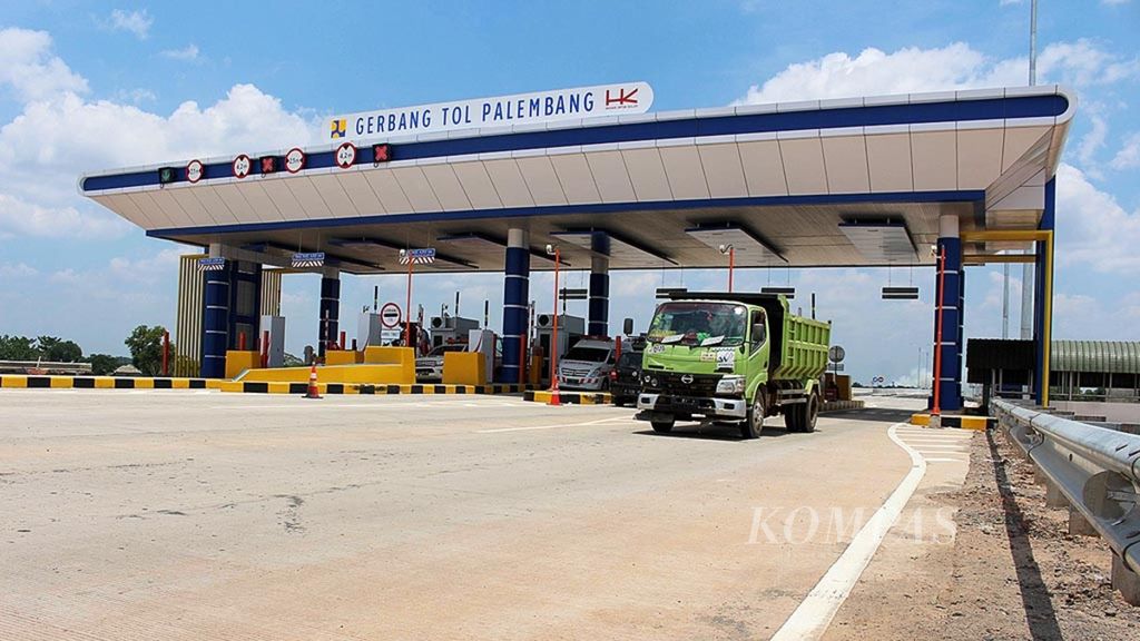 Sebuah truk melintas di gerbang tol Palembang-Indralaya, Jumat (15/9). Seksi I ruas tol Palembang-Indralaya sepanjang 7,10 km ditargetkan beroperasi pada Oktober 2017. Tol ini menjadi tol pertama yang beroperasi di wilayah Sumatera Selatan. 