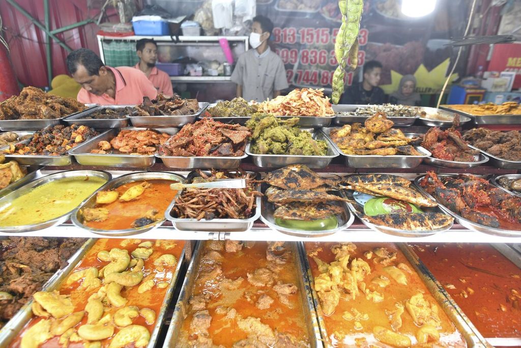 Bermacam lauk yang dijual di sentra kuliner nasi kapau di Jalan Kramat Raya, Senen, Jakarta Pusat, Jumat (2/12/2022). Salah satu ciri khas kedai nasi kapau adalah lauk diletakan di wadah besar yang disusun bertingkat di atas meja. 