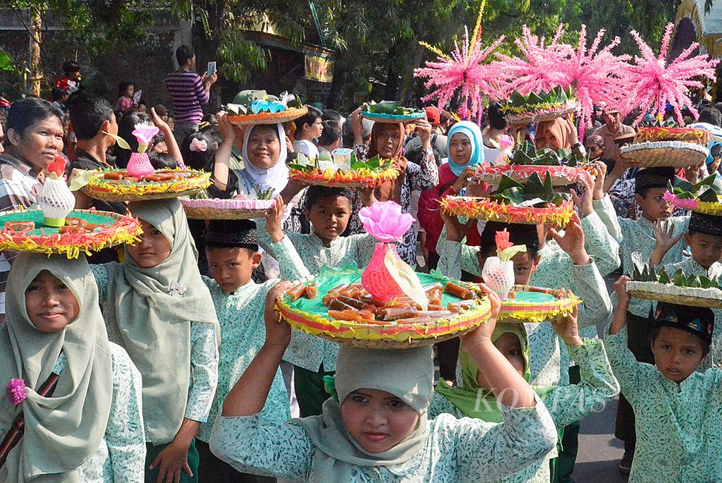 Anak-anak Desa Kaliputu, Kecamatan Kota, Kabupaten Kudus, Jawa Tengah, mengikuti Kirab Tebokan Jenang dalam rangka menyambut Tahun Baru Islam 1436 Hijriah, 25 Oktober 2014. 