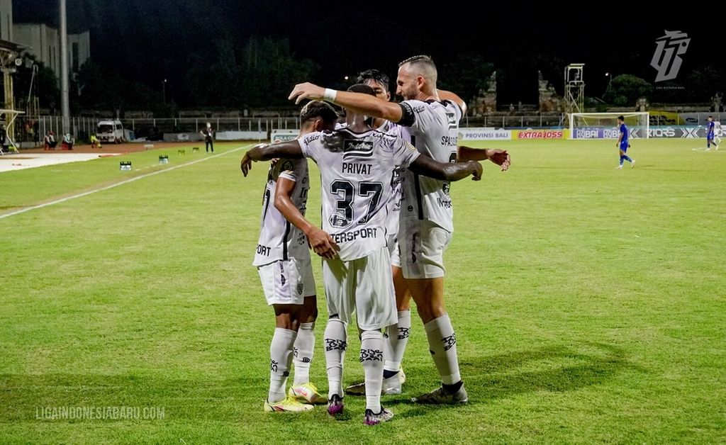 Para pemain Bali United merayakan gol yang diciptakan Jean Marie Privat Befolo Mbarga (tengah) ke gawang PSIS Semarang dalam laga lanjutan BRI Liga 1 2021/2022 di Stadion I Gusti Ngurah Rai, Kota Denpasar, Minggu (20/2/2022). Bali menang dengan skor 1-0.