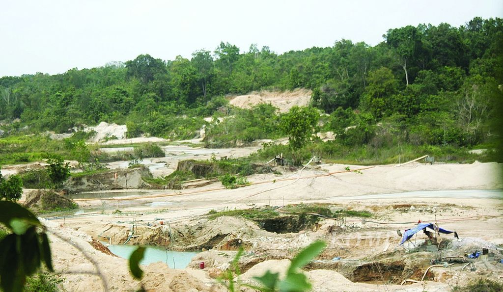 Ratusan hektar hutan di Kabupaten Bangka Barat, Bangka Belitung, rusak akibat penambangan timah. 
