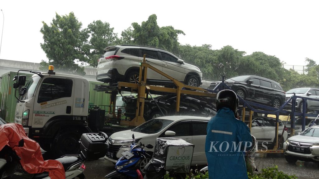 Mobil baru diangkut menggunakan truk di Jalan Sulawesi, Jakarta Utara, Kamis (9/6/2022). 