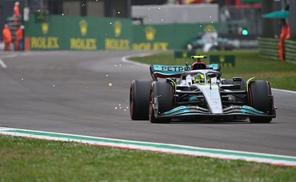 Pebalap Mercedes, Lewis Hamilton, memacu mobilnya pada sesi kualifikasi di Sirkuit Imola, Italia, dalam ajang Grand Prix Formula 1 seri Emilia Romagna, Jumat (22/4/2022). Hamilton tersingkir setelah kualifikasi kedua, sedangkan rekan setimnya, George Russell, gagal menuju kualifikasi ketiga.