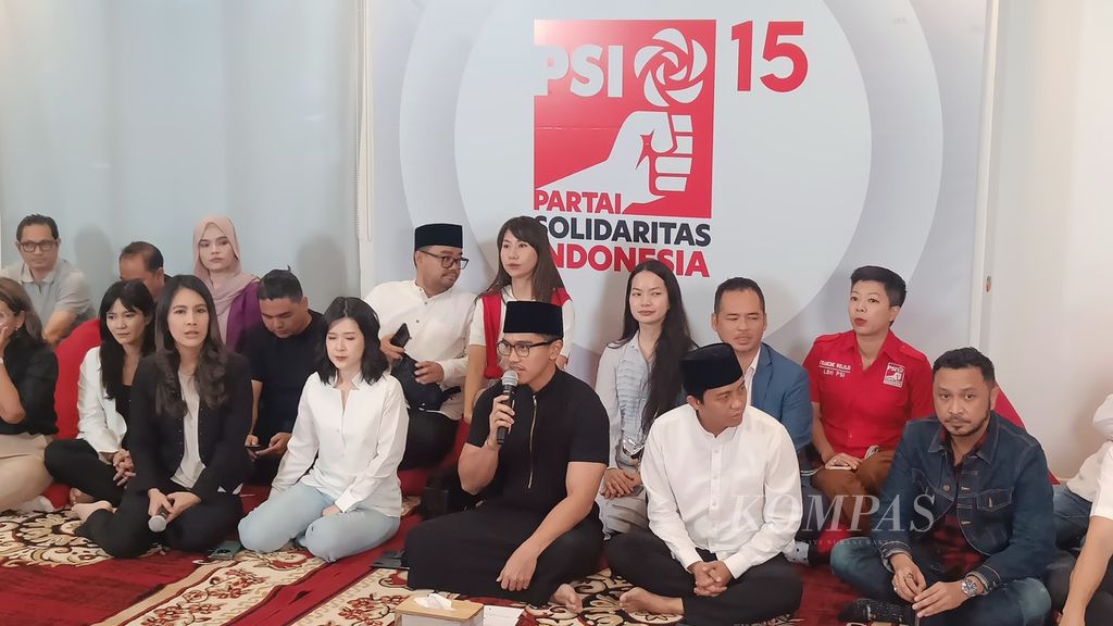 Ketua Umum Partai Solidaritas Indonesia (PSI) Kaesang Pangarep bersama elite PSI lainnya saat konferensi pers sebelum buka puasa bersama di Kantor DPP PSI, Jakarta, Kamis (21/3/2024).