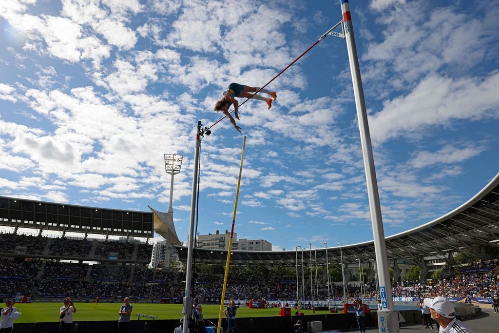 Atlet loncat tinggi Swedia, Armand Duplantis, beraksi pada kejuaraan atletik Liga Berlian di Stadion Charlety, Paris, Perancis, Minggu (7/7/2024). 