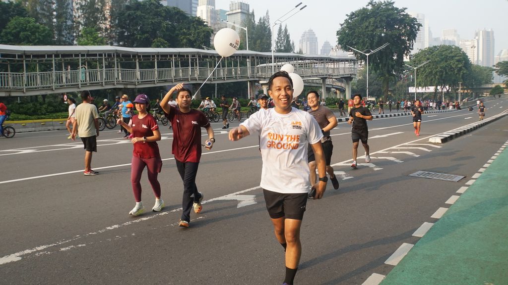 Para pelari dari BRI Runners yang mengikuti Run The Ground LPS (Lembaga Penjamin Simpanan) Half Monas Marathon tiba di Plaza BRI, Semanggi, Jakarta, Minggu (21/5/2023), setelah berlari sepanjang 6 Kklometer menyusuri rute Semanggi-Bundaran Hotel Indonesia.