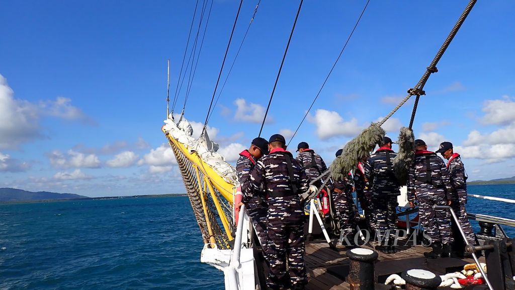 Anggota TNI AL KRI Dewaruci merapikan tali tambat setelah bertolak dari Pelabuhan Tanjung Keluang, Belitung Timur, Bangka Belitung, Rabu (12/6/2024). Tahun ini, KRI Dewaruci milik TNI Angkatan Laut kembali membawa ratusan orang untuk menyusuri tujuh titik jalur rempah di wilayah barat Indonesia mulai dari Jakarta, Belitung Timur, Dumai, Sabang, Malaka, Tanjung Uban, hingga Lampung.