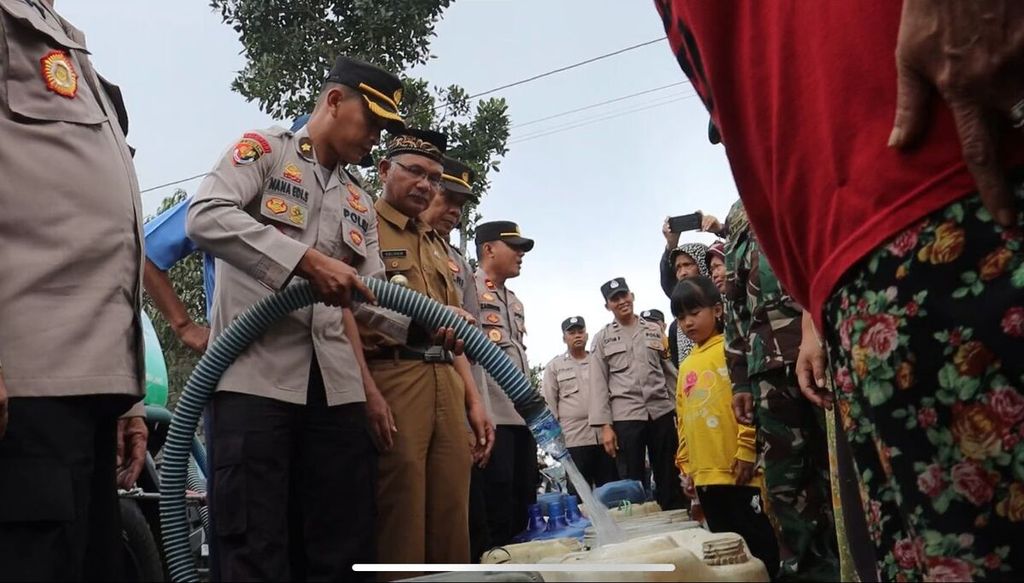 Kepolisian Resor Pemalang menyalurkan bantuan air bersih di Desa Siremeng, Kecamatan Pulosari, Kabupaten Pemalang, Jawa Tengah, Senin (19/6/2023). Bantuan air bersih yang disalurkan pada Senin sebanyak 20.000 liter. Air tersebut diharapkan bisa untuk memenuhi kebutuhan ratusan warga di Desa Siremeng.