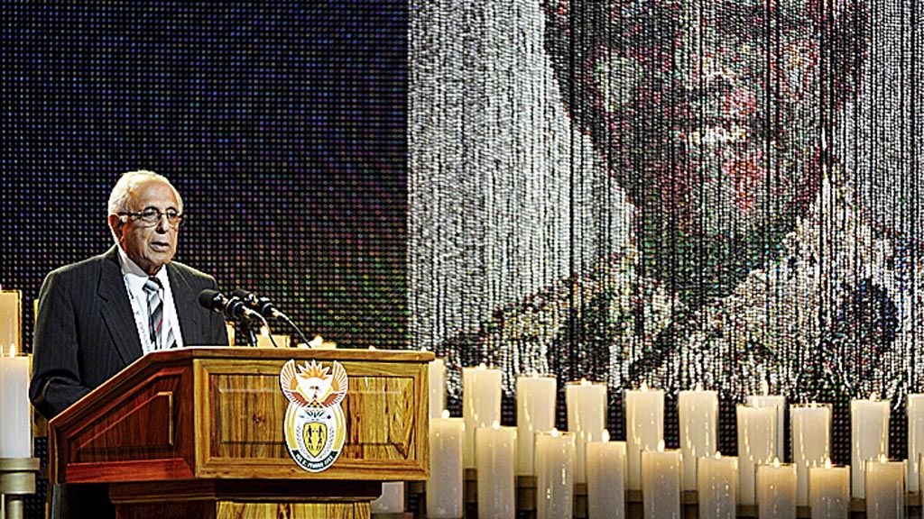 Aktivis  anti apartheid sekaligus teman dekat Nelson Mandela, Ahmed Kathrada, meninggal dunia pada usia 87, Selasa (28/3), di Johannesburg, Afrika Selatan. Kathrada, bersama Mandela, menjalani hidup di penjara selama 26 tahun dan 3 bulan serta pernah menjadi penasihat parlemen untuk Presiden Mandela.