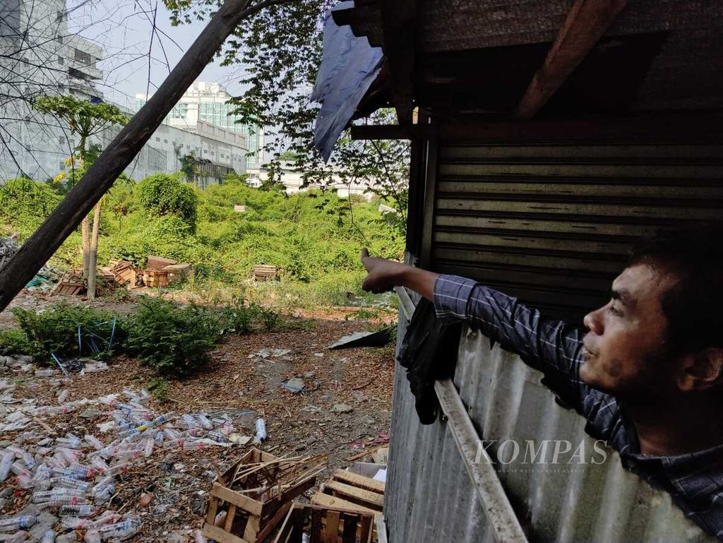 Ilustrasi. Ketua Perkumpulan Pedagang Pasar Tradisional Senen Sejahtera Blok 6, Cosmos Silalahi, menunjukkan lahan terbengkalai yang seharusnya digunakan untuk revitalisasi bangunan agar bisa ditempati penjual di Jakarta, Jumat (29/9/2023).