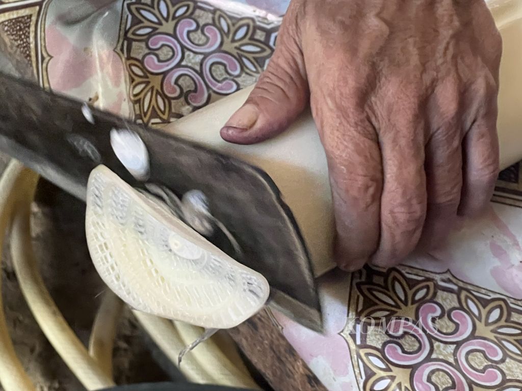 Warga memotong batang pisang muda yang akan dimasak menjadi nasu burak manu’ di Enrekang, Sulawesi Selatan, Sabtu (18/11/2023). Makanan ini adalah salah satu kuliner tradisional di Enrekang.