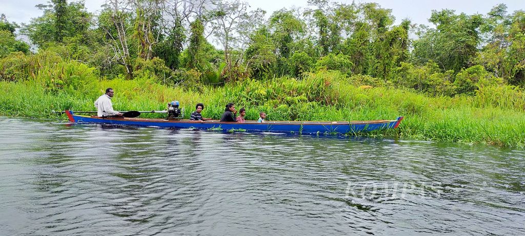Warga menggunakan perahu untuk menyusuri sungai di Distrik Pantai Kasuari, Kabupaten Asmat, Papua, Kamis (24/3/2022).