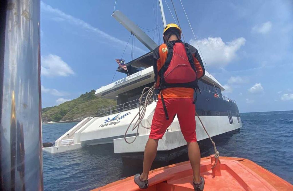 Tim SAR memantau kondisi kapal pesiar Eagle Wings yang mengalami kebocoran lambung di perairan dekat Pulau Mentayu, Kabupaten Kepulauan Anambas, Kepulauan Riau, Minggu (30/7/2023).