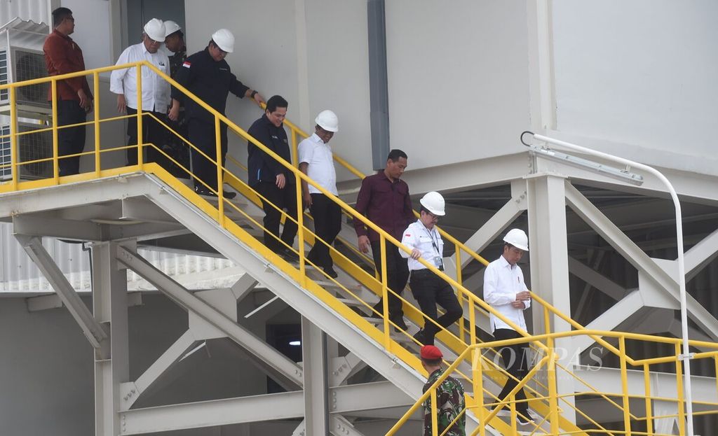 Presiden Joko Widodo menuruni tangga seusai melakukan peninjauan sebelum meresmikan Proyek Ekspansi PT Smelting oleh PT Freeport Indonesia (PTFI) di Gresik, Jawa Timur, Kamis (14/12/2023).