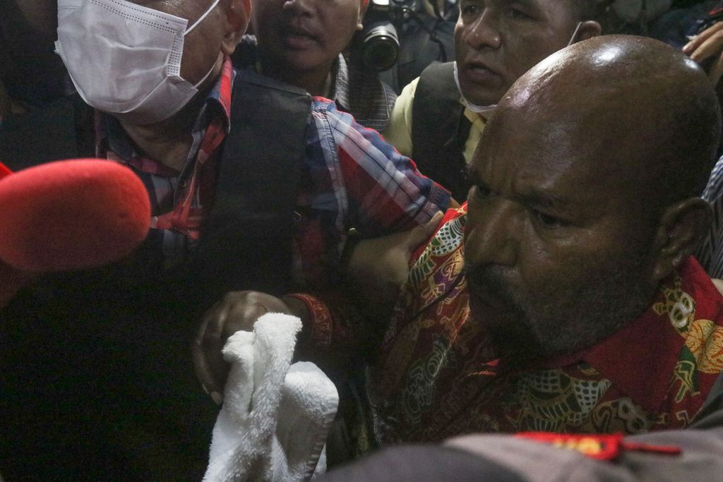Gubernur Papua Lukas Enembe tiba di RSPAD Gatot Soebroto, Jakarta, Selasa (10/1/2023). Lukas Enembe akan menjalani pemeriksaan medis sebelum diperiksa oleh KPK pada Rabu (11/1/2023). 