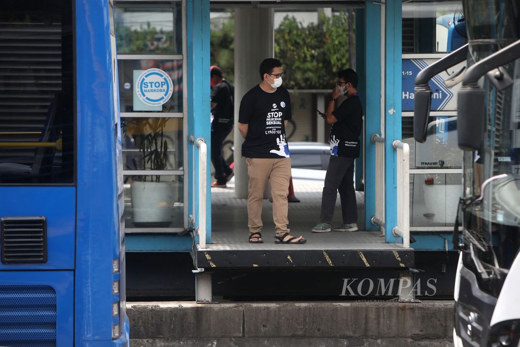 Petugas Transjakarta mengenakan kaus kampanye stop pelecehan seksual di halte Transjakarta Harmoni, Jakarta, Jumat (5/8/2022).