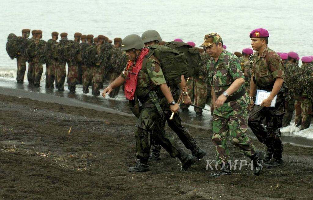 Panglima TNI Djoko Santoso (depan) saat mengikuti operasi pendaratan amfibi di Pantai Banongan, Situbondo, Sabtu (2/2/2008). 