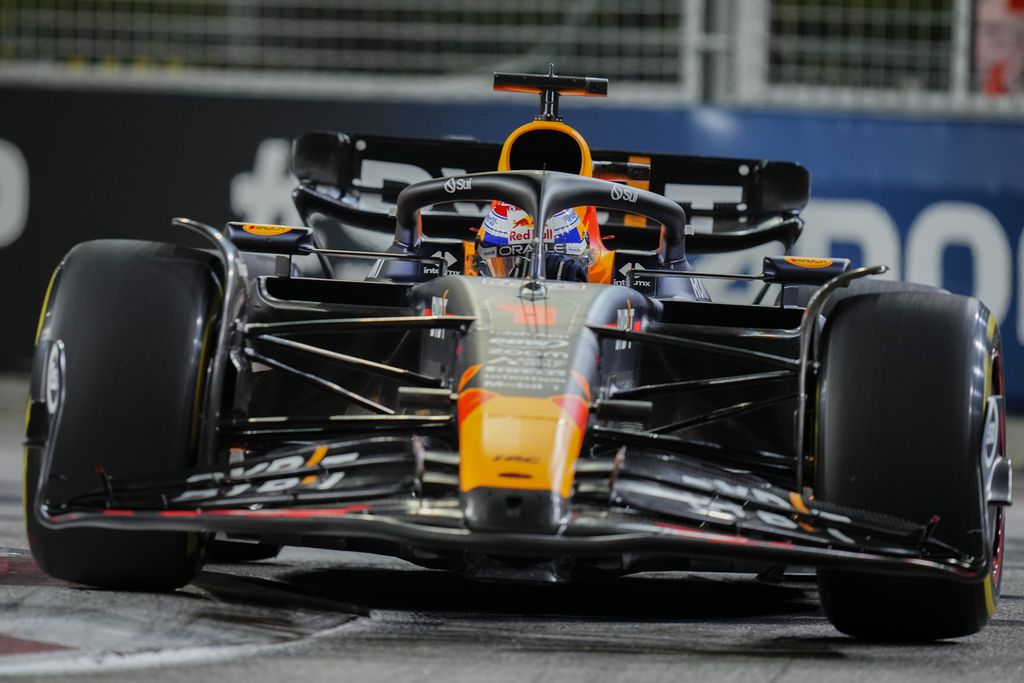 Pebalap Red Bull, Max Verstappen, memacu mobilnya dalam latihan bebas kedua balap Formula 1 seri Singapura di Marina Bay, Jumat (15/9/2023). Tim Red Bull kesulitan mengoptimalkan performa mobil mereka.