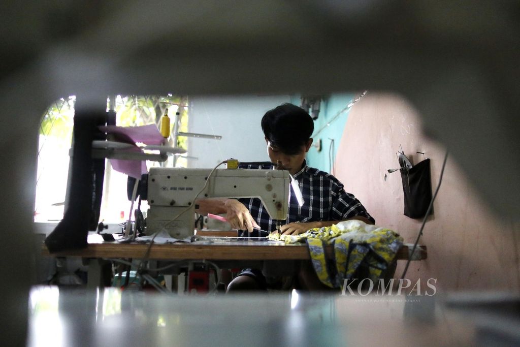Penjahit usaha mikro, kecil, dan menengah konfeksi Butik Dewi Sambi sedang menyelesaikan pembuatan pakaian di Larangan, Kota Tangerang, Banten, Selasa (24/1/2023). 