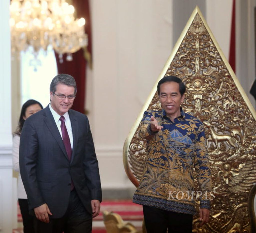 Presiden Menerima Dirjen WTO - Presiden Joko Widodo menyambut kedatangan Direktur Jendral World Trade Organization Roberto Azevedo (kiri) di Istana Merdeka, Jakarta, Rabu (13/4/2016). Pertemuan itu untuk membahas peningkatan perdagangan internasional.