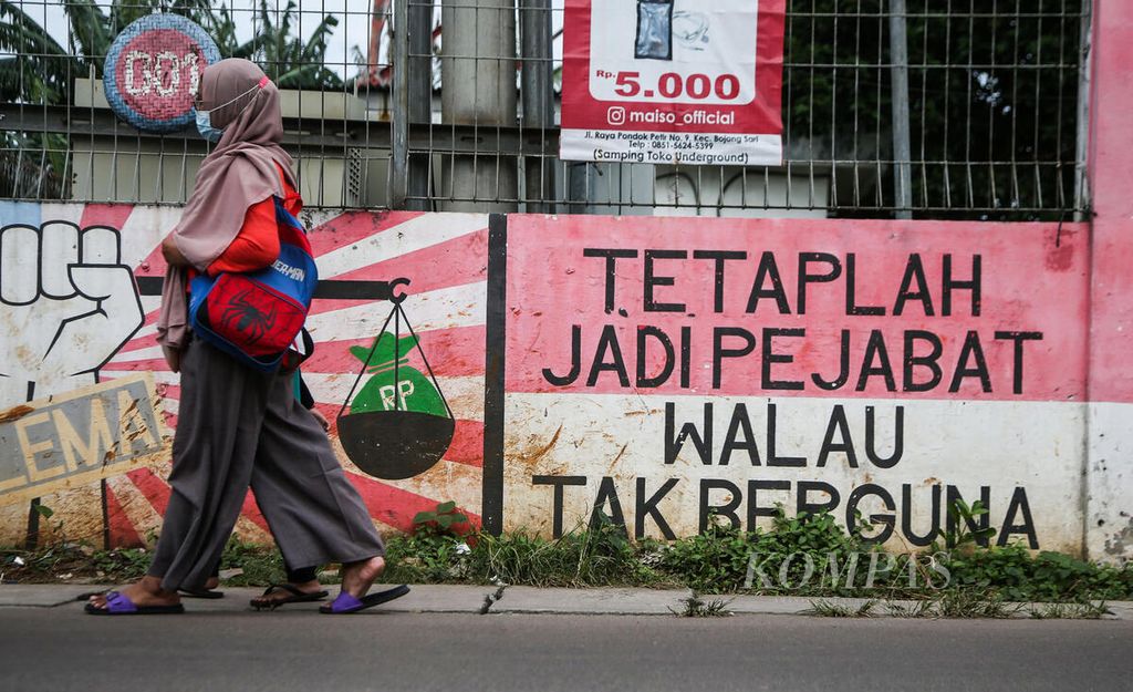 Ungkapan kekesalan masyarakat terhadap perilaku korup pejabat dituangkan dalam mural seperti terlihat di Pondok Petir, Depok, Jawa Barat, Senin (7/3/2022).