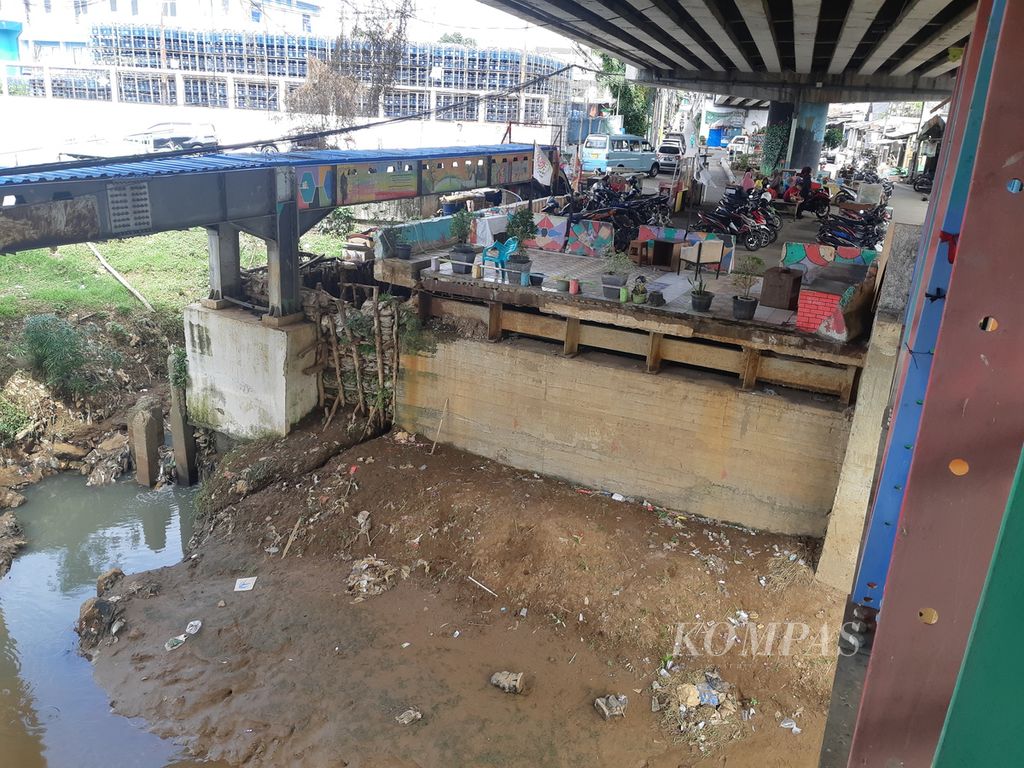 Turap di aliran Sungai Ciliwung di kawasan Rawajati, Kecamatan Pancoran, Jakarta Selatan, Jumat (8/4/2022). Bencana tanah bergerak dan longsor rentan terjadi ketika hujan.
