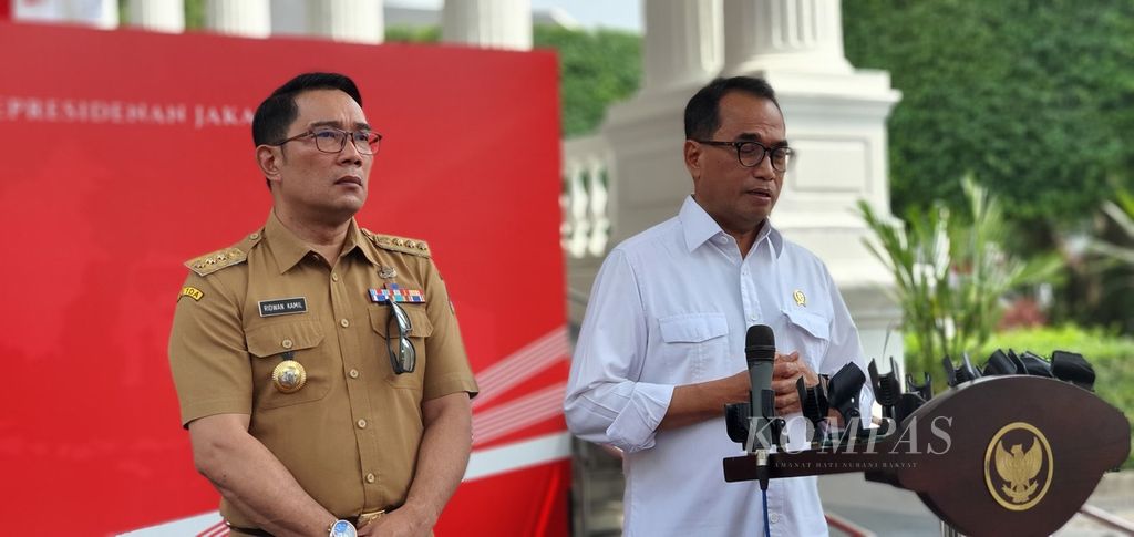 Menteri Perhubungan Budi Karya Sumadi (kanan) dan Gubernur Jawa Barat Ridwan Kamil (kiri) memberikan keterangan mengenai hasil rapat tertutup terkait penataan transportasi terpadu kawasan Cekungan Bandung di Kompleks Istana Kepresidenan, Jakarta, Kamis (3/8/2023). 