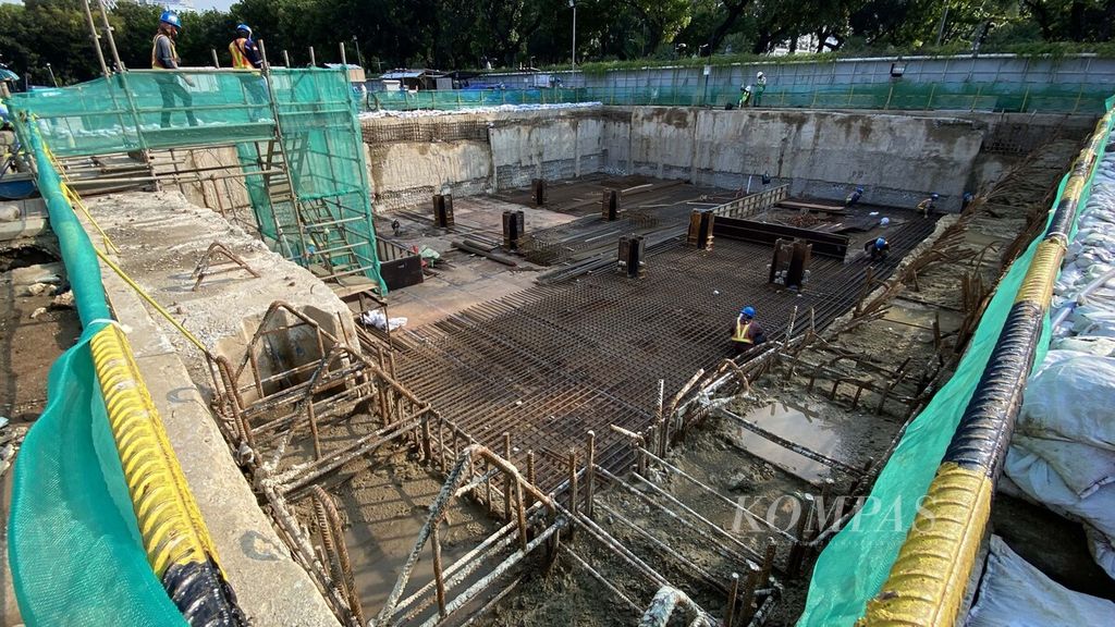 Pekerja menyelesaikan pembuatan dinding penahan dalam proyek pembangunan MRT Fase 2 di Kawasan Monas, Jakarta, Senin (31/5/2021). 