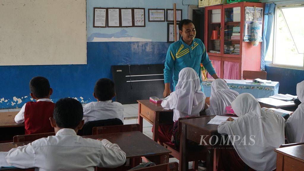 Seorang guru sedang mengajar di salah satu kelas di SD Negeri 192 Kecamatan Kalidoni, Palembang, Sumatera Selatan, Senin (21/11/2022). Akibat kekurangan guru, banyak tenaga pengajar yang harus mengajar lebih dari waktunya atau di luar latar belakang keilmuannya.