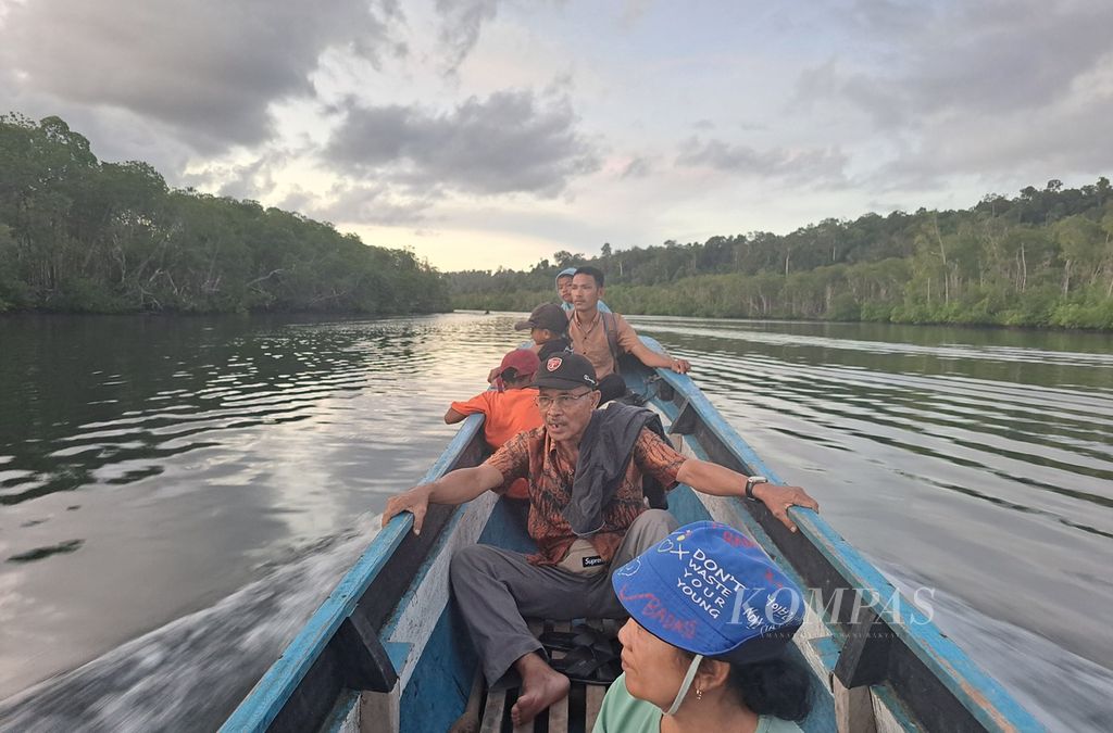 Warga naik perahu motor dari Dusun Koritbuah menuju Dusun Sinaka melalui selat di Desa Sinaka, Kecamatan Pagai Selatan, Kepulauan Mentawai, Sumatera Barat, Minggu (18/6/2023).