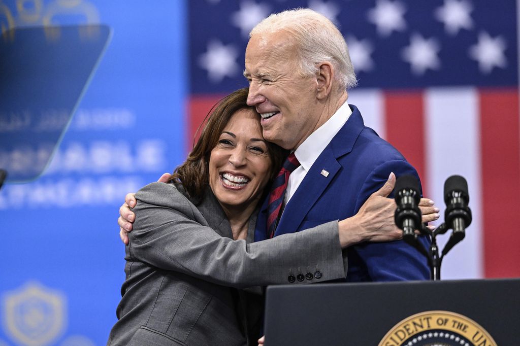 Presiden Amerika Serikat Joe Biden memeluk Wakil Presiden Kamala Harris seusai berpidato di Raleigh, Negara Bagian North Carolina, 26 Maret 2024.  